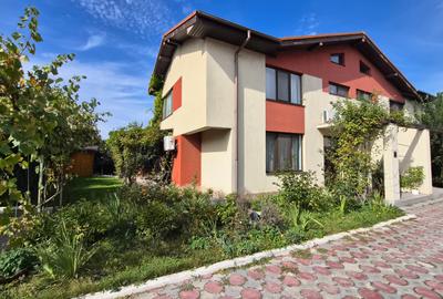 Casă individuală cu 5 camere cu Teren 380 Mp în Lazu