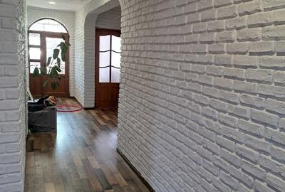 Casă cu 5 camere în Traian - 2