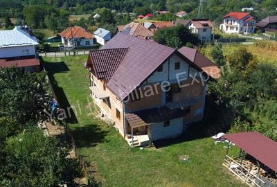 Casă cu 5 camere cu Teren 2351 Mp în Central - 2