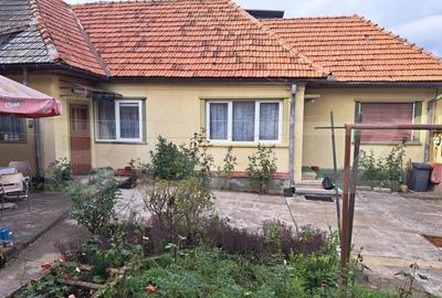 Casă cu 4 camere cu Canalizare în Central - 2
