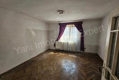 Casă cu 5 camere cu Teren 1672 Mp în Central