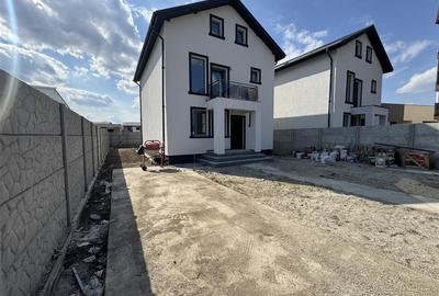 Casă individuală cu 6 camere cu Canalizare în Central