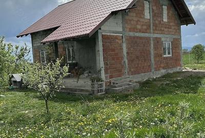 Casă cu 3 camere cu Teren 5000 Mp în Girov - 5