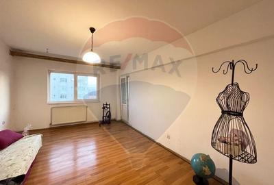 Apartament cu 3 camere decomandat, mobilat în Turnișor