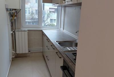 Apartament cu 3 camere semidecomandat în Craiovița Nouă - 2