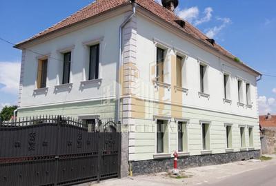 Cladire istorica, complet renovata  in centru Sanpetrului - 1