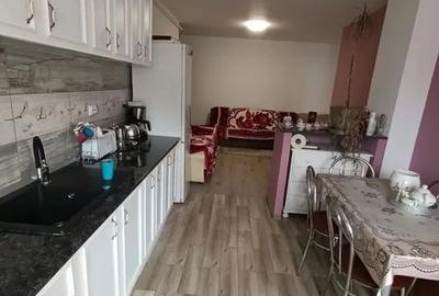 Apartament cu 3 camere semidecomandat, mobilat în Florești