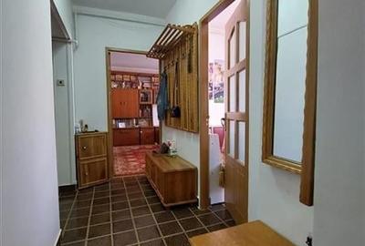 Apartament cu 3 camere decomandat, mobilat în Central
