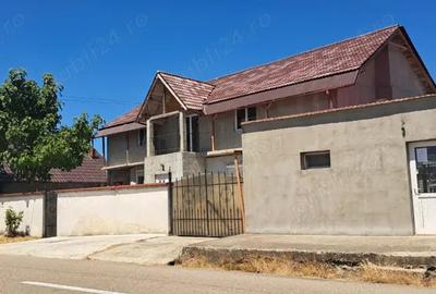 Vand urgent casa cu etaj+spatiu comercial.120mii E