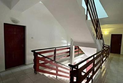 Casă cu 12 camere cu Teren 2000 Mp în Nord - 2