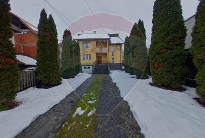 Casă / Vilă cu 8 camere de vânzare - 1