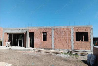 Casă cu Teren 380 Mp în Central - 2