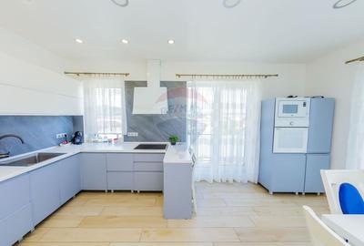 Penthouse cu 4 camere nedecomandat în Central - 30