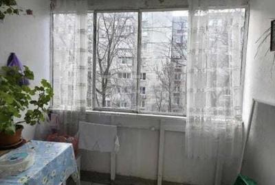 Apartament cu 3 camere semidecomandat în Crângași
