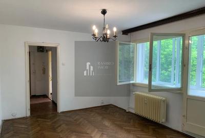 Apartament cu 3 camere semidecomandat în P-ța Reșița