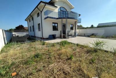 Casă cu 7 camere cu Teren 489 Mp în Central - 12