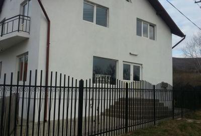 Casă cu 4 camere cu Teren 2000 Mp în Văleni - 3
