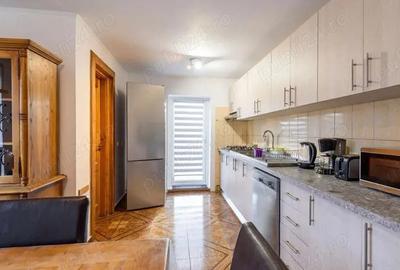 Casă cu 10 camere cu Teren 1860 Mp în Central - 7