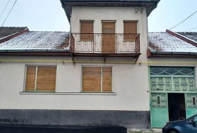 Casă cu 6 camere cu Teren 110 Mp în Central - 1