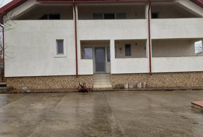 Casă cu 4 camere cu Teren 1500 Mp în Central - 1