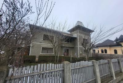 Casă cu 4 camere în Central - 1