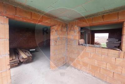 Casă cu Teren 1079 Mp în Petroasa Mare - 1