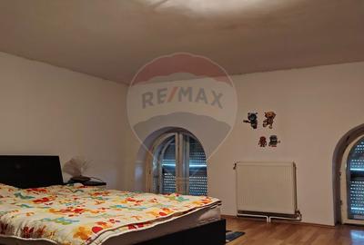 Apartament cu 4 camere, mobilat în Central - 1