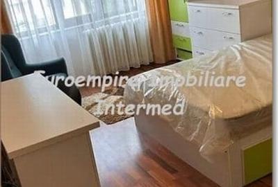 Apartament cu 3 camere decomandat în Trocadero