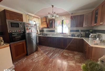 Casă cu 5 camere cu Teren 679 Mp în Central - 17