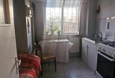 Apartament cu 3 camere decomandat în Obor