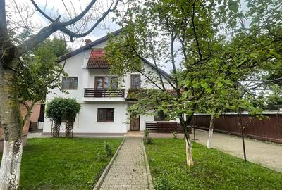 Casă individuală cu 5 camere în Central