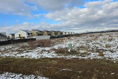 Teren intrav, langa Cart RIVIERA , 1 HA , utilitati , sosea - 10