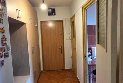 Apartament cu 3 camere semidecomandat în Berceni - 2