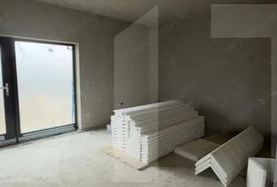 Casă cu 4 camere cu Teren 395 Mp în Moșnița Nouă