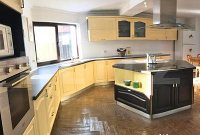 Casă cu 8 camere cu Teren 1038 Mp în Central - 16