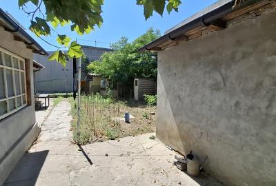 Piata Amzacea-Teren 375 mp (deschidere 14.86 ml )  + casa demolabila - 6