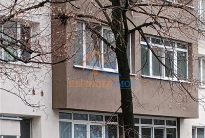 Apartament cu 3 camere decomandat, mobilat în Drumul Taberei