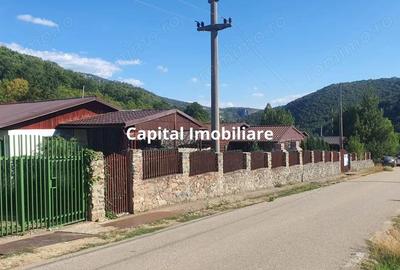 Dubova, Valea Ponicovei 2 Cabane complet utilate.