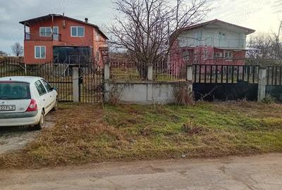 Casă cu 4 camere cu Teren 2100 Mp în Central - 2