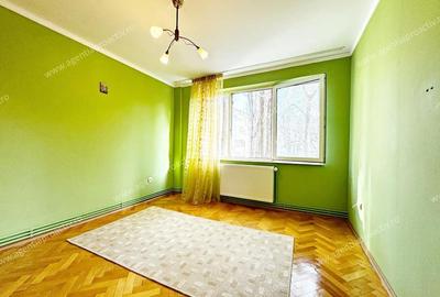 Apartament cu 3 camere semidecomandat în Central