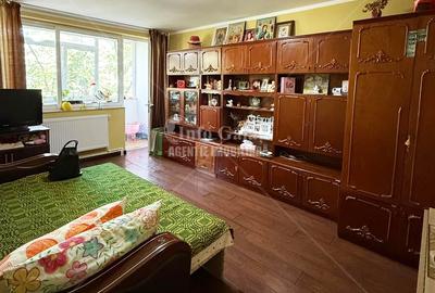 | Apartament cu 3 camere | Zona: CENTRU, Fata pe Valuri | Etaj: 3 |