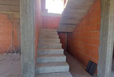 Casă cu 4 camere cu Teren 500 Mp în Central - 1