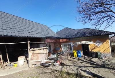 Casă cu 3 camere cu Canalizare în Central