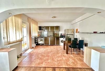 Casă cu 8 camere cu Teren 378 Mp în Unirii