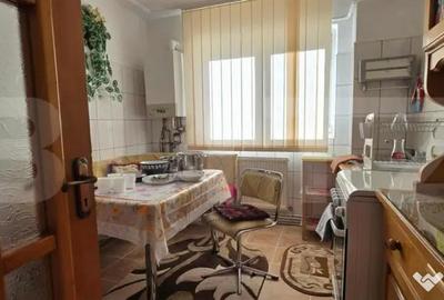 Apartament cu 3 camere semidecomandat, mobilat în Micro 4 - 7