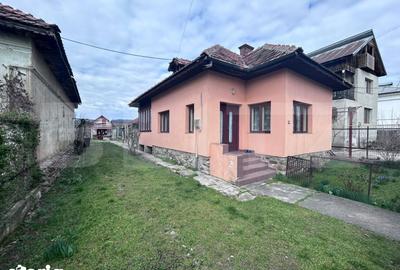 Casă cu 3 camere cu Teren 3590 Mp în Central - 3