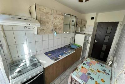 Apartament cu 3 camere semidecomandat în Calea București