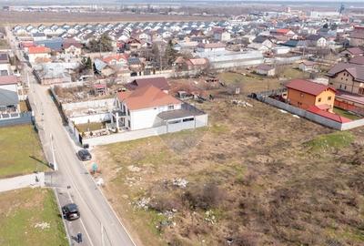 Teren Construcții intravilan de 1833 mp, în Est - 2