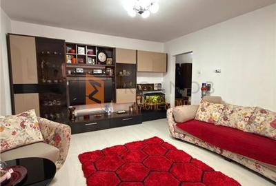 Apartament cu 3 camere semidecomandat, mobilat în Micro 3