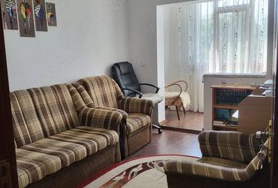 Apartament cu 3 camere decomandat în Mioriței